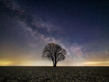 科幻题材4k电影精选封面展示，宇宙星云背景下的宇宙飞船，4K画质下金属光泽与星光粒子感极强，体现超高清视觉震撼