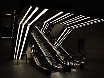 4k电影码率对比图表，展示流媒体压缩版与蓝光原盘版在细节纹理上的差异，技术参数表格清晰可读